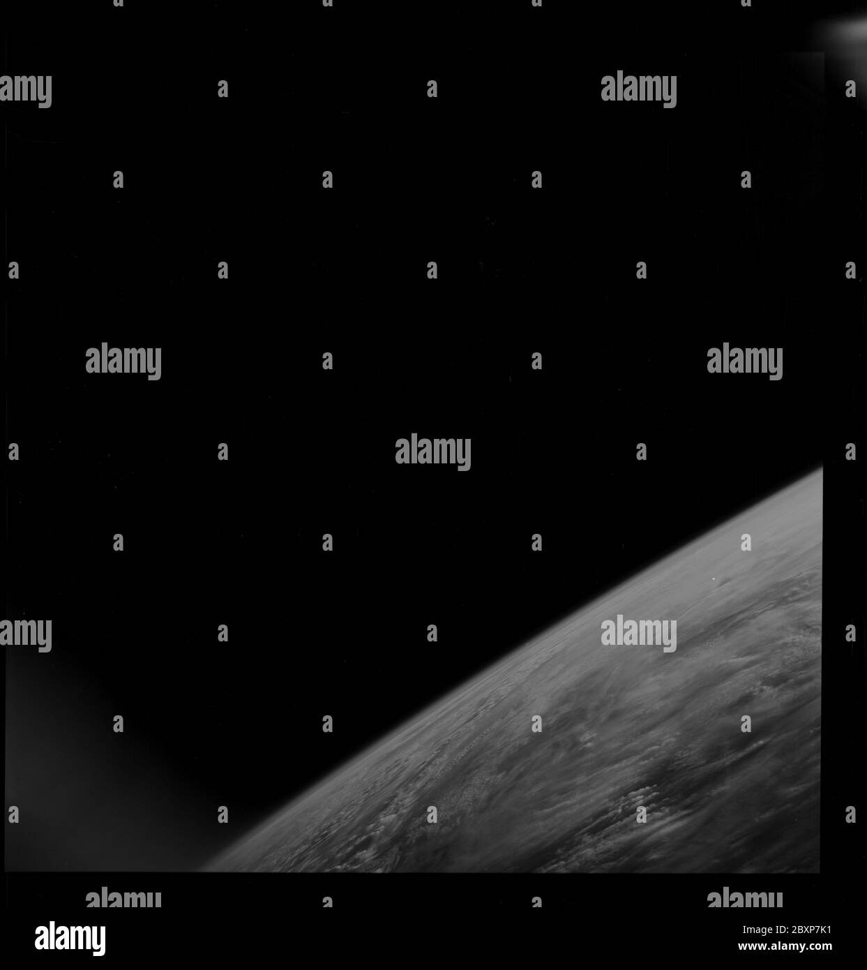AS09-26D-3696D - Apollo 9 - Apollo 9 Missionsbild - S0-65 Multispektrale Fotografie - Erdoberfläche und Wolken; Umfang und Inhalt: Die Originaldatenbank beschreibt dies wie folgt: Beschreibung: Ansicht eines Erdobands und Wolken der Apollo 9 Crew. Die Höhe betrug 105 Meilen. Diese Bilder wurden im Rahmen des NASA S0-65 Experiments ``Multispectral Terrain Photography`` aufgenommen. Das Experiment ermöglicht die gleichzeitige Satellitenfotografie der Erdoberfläche in drei verschiedenen Spektralbereichen. Die Fotografie besteht aus vier nahezu räumlich identischen Fotografien. Die Bilder von Bodenobjekten erscheinen in derselben Stockfoto AS09-26D-3696D - Apollo 9 - Apollo 9 Missionsbild - S0-65 Multispektrale Fotografie - Erdoberfläche und Wolken; Umfang und Inhalt: Die Originaldatenbank beschreibt dies wie folgt: Beschreibung: Ansicht eines Erdobands und Wolken der Apollo 9 Crew. Die Höhe betrug 105 Meilen. Diese Bilder wurden im Rahmen des NASA S0-65 Experiments ``Multispectral Terrain Photography`` aufgenommen. Das Experiment ermöglicht die gleichzeitige Satellitenfotografie der Erdoberfläche in drei verschiedenen Spektralbereichen. Die Fotografie besteht aus vier nahezu räumlich identischen Fotografien. Die Bilder von Bodenobjekten erscheinen in derselben Stockfoto
